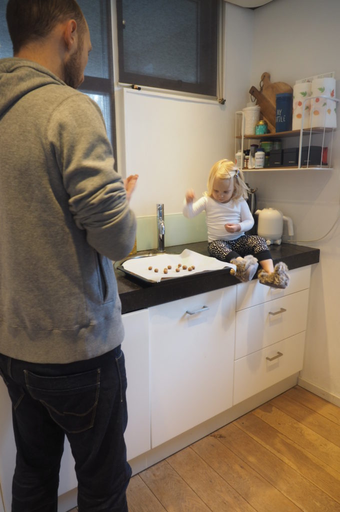 Pepernoten bakken