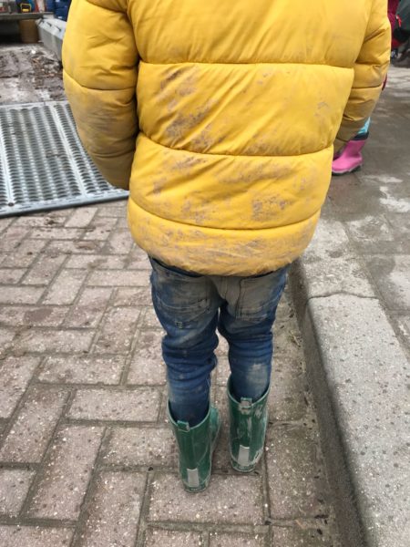 vieze broek door groen schoolplein