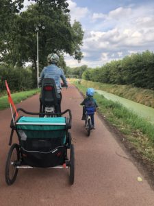 fietskar en fietshelm Thule Chariot lite 2