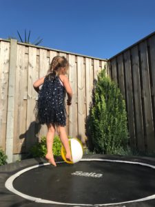 Buitenspelen kinderen trampoline