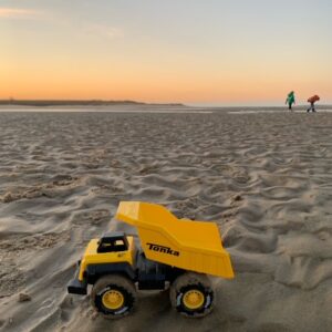Tonka voertuigen op het strand