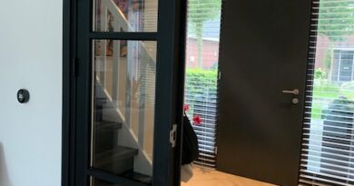 houten jaloezieën in trendy huis