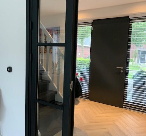 houten jaloezieën in trendy huis