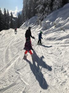 skien met jonge kinderen